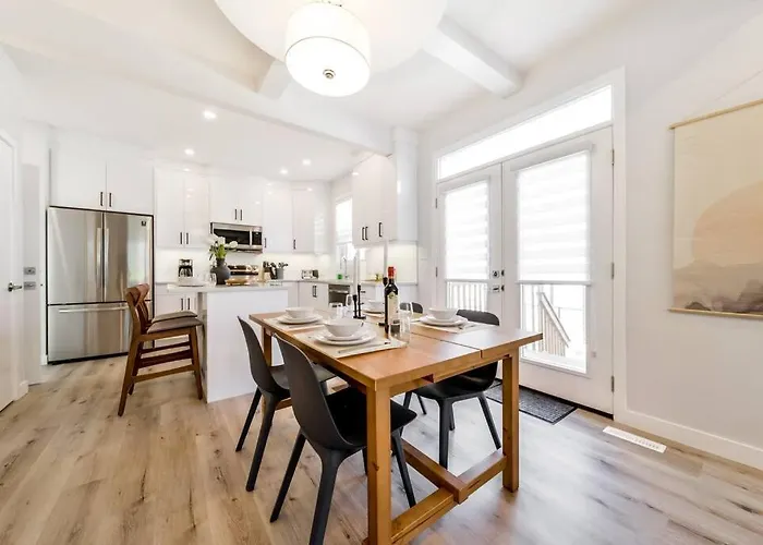 Modern Nordic Escape, 3Br Near Wem & Dt, Aircon & Fireplace, Wifi, Sleeps 6!